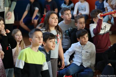 Otroci Osnovne šole Marije Vere so pozdravili pomlad in se spomnili knjižnih junakov (11)